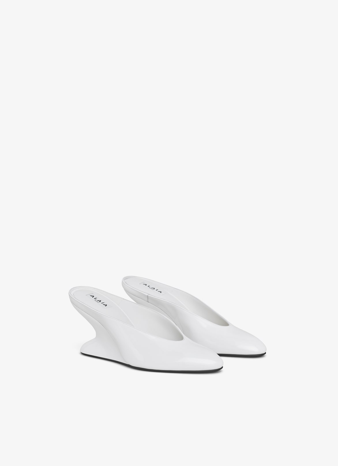 MULES COMPENSéES CURVE EN CUIR VERNI ALAÏA MULES COMPENSÉES CURVE EN CUIR VERNI BLANC